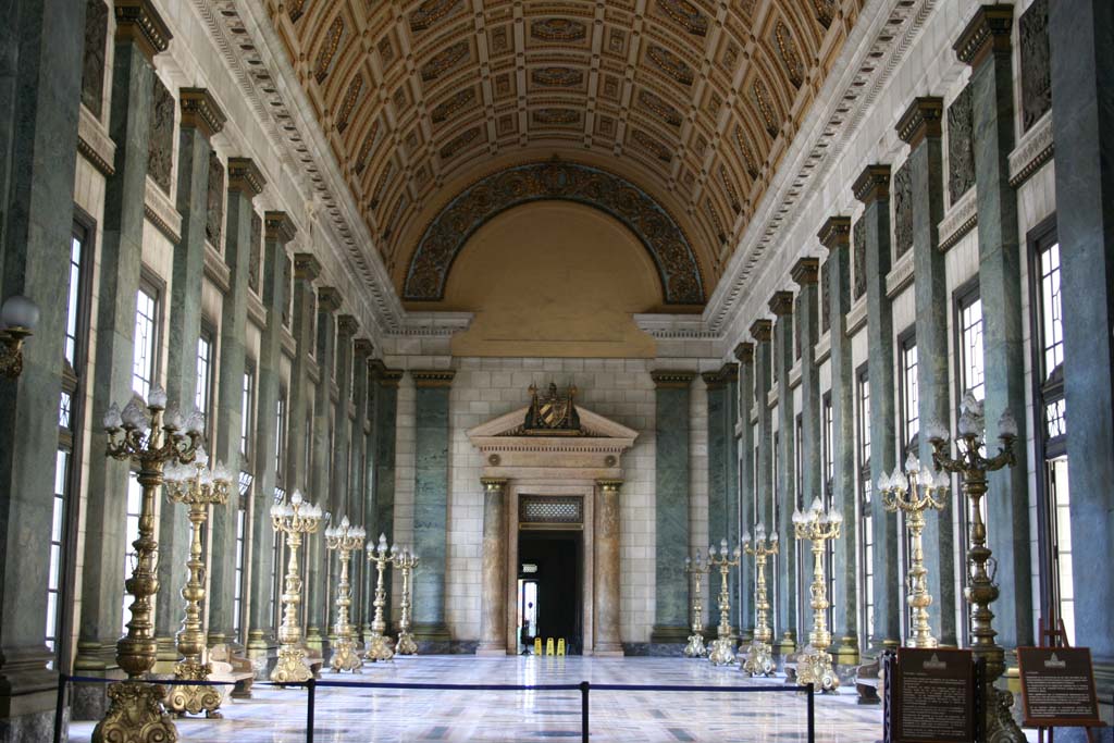 Looking to the other side of the lobby.