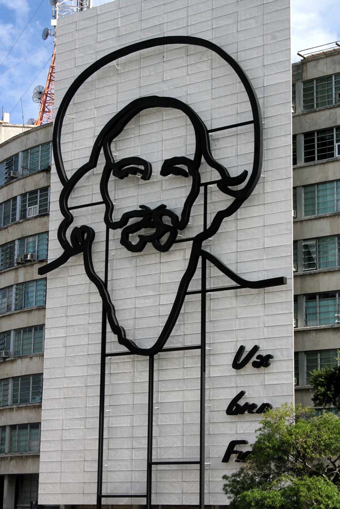 The same Fidel, closer.