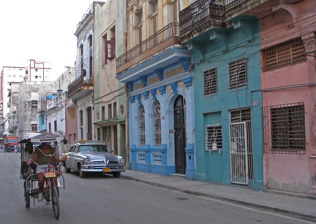 Another street, another bicitaxi and a classic car.