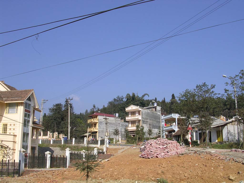 Those are typical Vietnamese houses, with the sides left unpainted ready for the next one to slot in.