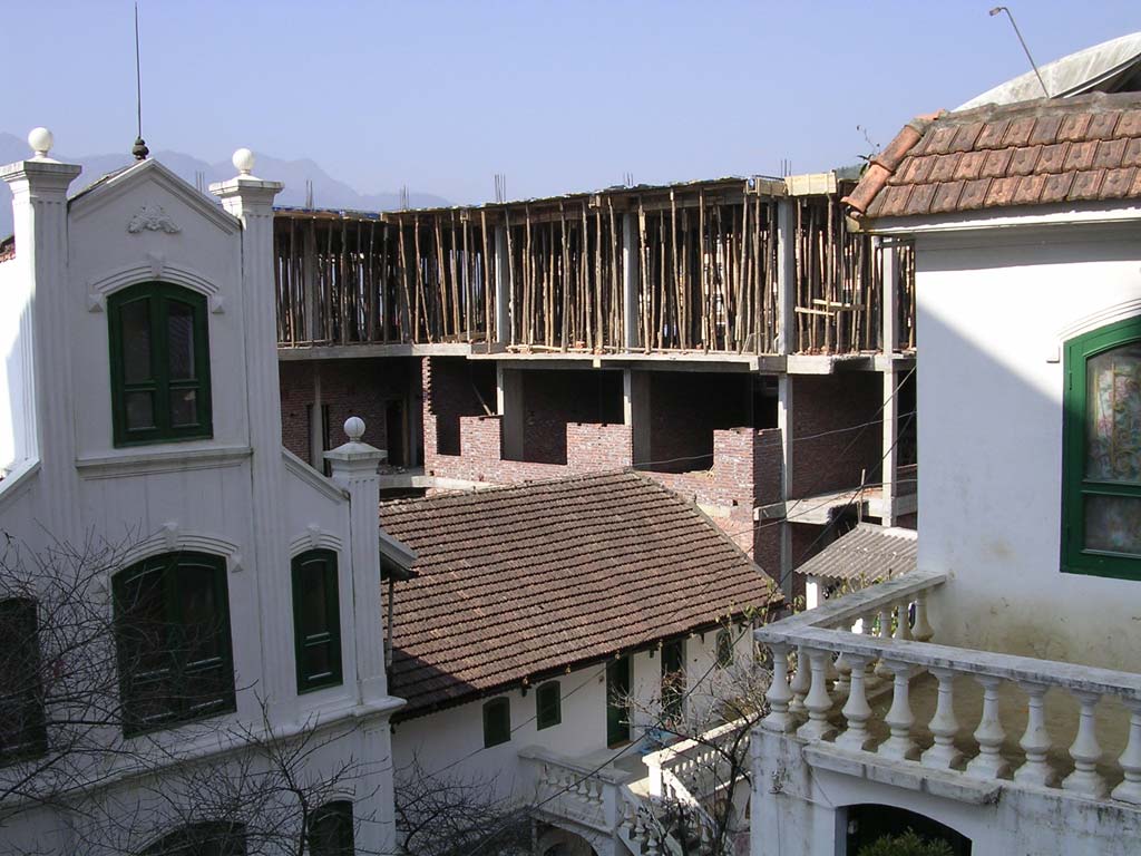 These props look a trifle excessive, but no doubt they have their reasons.